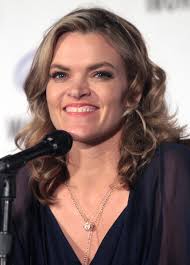 How tall is Missi Pyle?